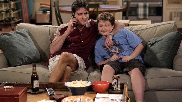 Hoe is het eigenlijk met die "dromerige domme" jongen uit 'Two and a Half Men'?