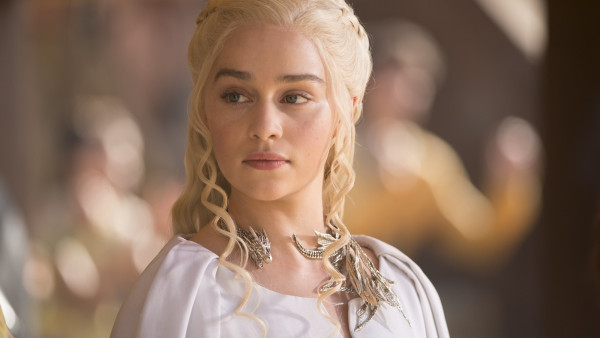 Emilia Clarke over haar befaamde naaktscènes in 'Game of Thrones': "Geef haar snel een badjas"