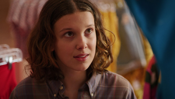 Bruiloft Millie Bobby Brown: haar papa uit 'Stranger Things' maakt ceremonie onvergetelijk