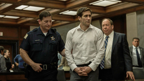 Jake Gyllenhaal steelt de show in 'Presumed Innocent': vanaf vandaag te streamen!