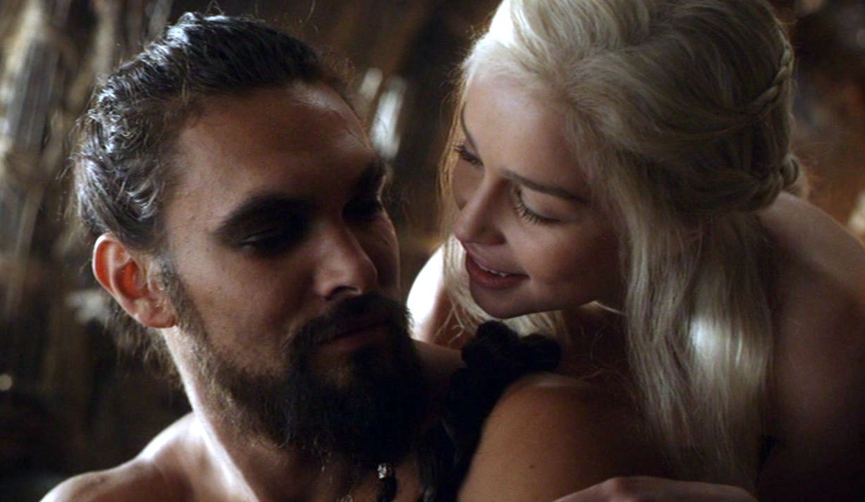 Vrolijke Reünie Game Of Thrones Sterren Emilia Clarke En Jarige Jason Momoa Serietotaal