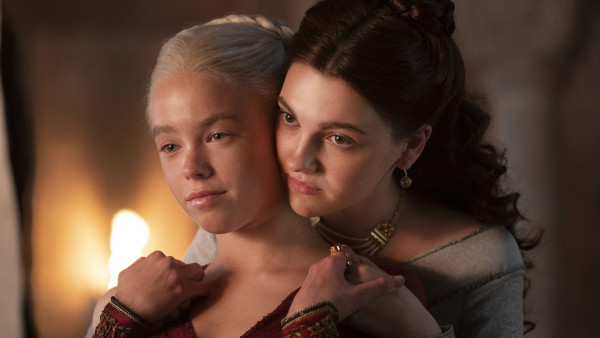 Nieuwe Netflix-serie laat je hoofd op hol slaan door de 21-jarige actrice Emily Carey uit 'House of the Dragon'